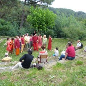 L'amphithéâtre de verdure :un écrin pour la chorale "Les polyphonies bourlingueuses"d'Aix en Provence