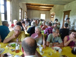 La "grande salle" au rez de chaussée peut réunir 8O personnes pour des repas ;