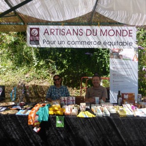 Le stand d'Artisans du monde, fidèle à nos rencontres d'été.