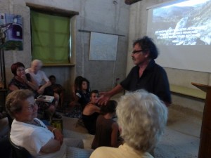 Salle avec occultation possible, écran et vidéo projecteur