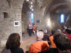 Soirée de solidarité à l'église St Martin de Corconac.Catherine Bédarida dit "Vous" accompagnée deMichel Pagès à la guitare.