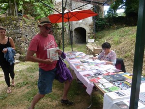 Le stand Sauramps: tous les livres des intervenants et un choix en rapport avec le sujet du jour.