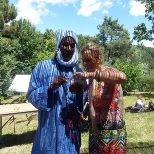 Rencontre sous la treille: Isabelle Jouve et le Maouli, bijoutier nigérien.