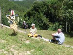 Rencontres sur le pré, sous le regard d'un épouvantail