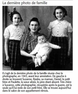 Suzanne est debout à gauche.